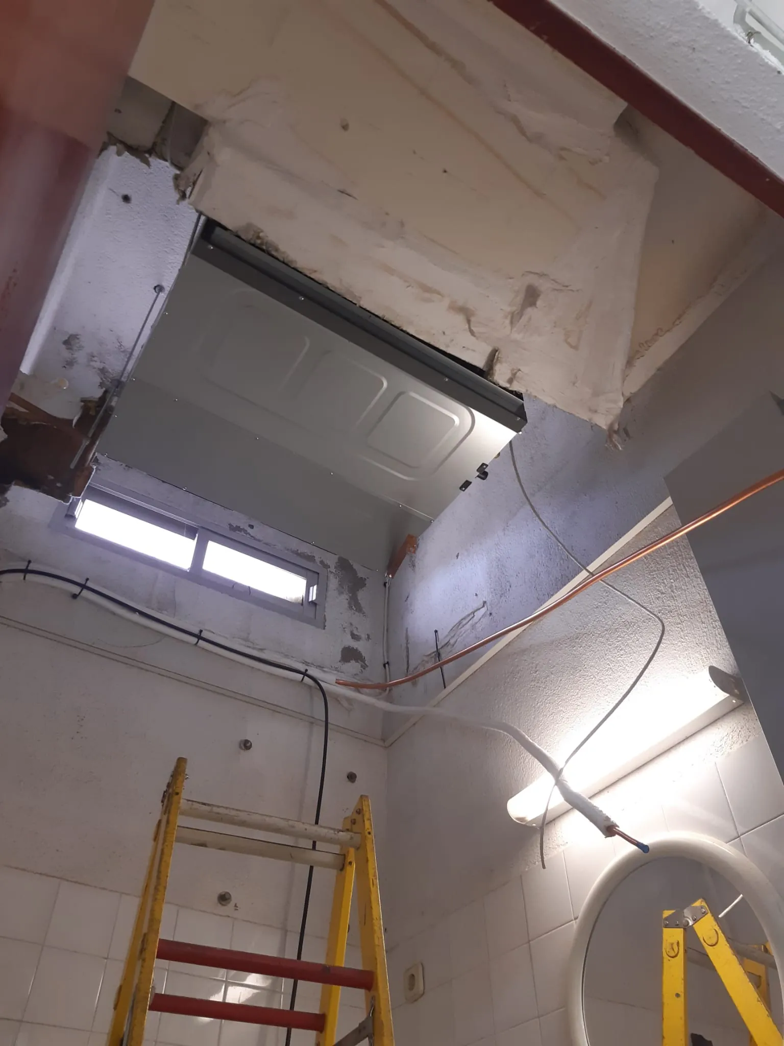 Técnico reparando unidad de aire acondicionado en vivienda de Málaga
